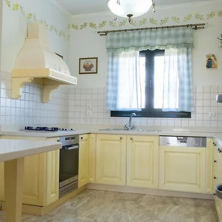 Spacious House In A Quiet Neighbourhood *